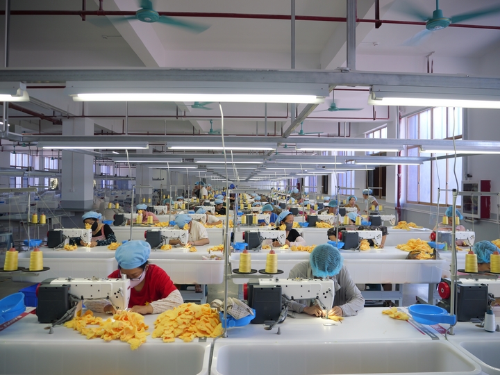 黔梵玩具车缝组工作车间。