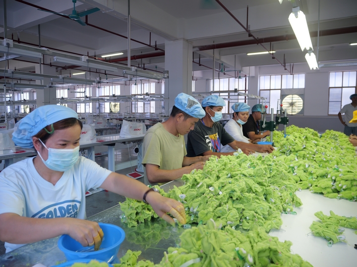 黔梵玩具车缝组工作车间。