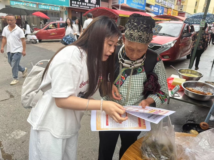 贵州松桃经开区工作人员进行招工宣传。