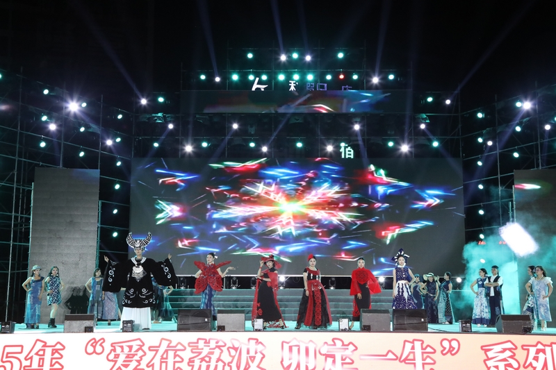 精彩的民族服饰秀。