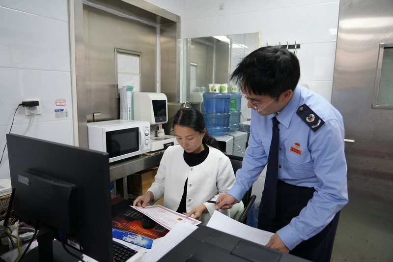 税务人员开展上门辅导。李琪摄
