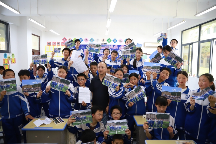 朵云学校的孩子们与支教老师结下了深厚的感情。牟泗亭  摄.JPG