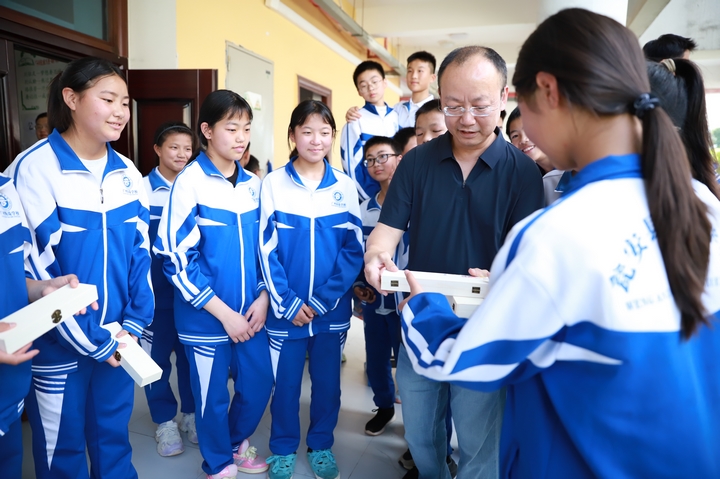 来自广州市海珠区的支教老师黄建华在离开之际为每位同学准备了一份礼物和一封书信。牟泗亭 摄.JPG