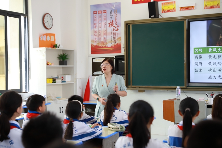 来自广州市海珠区的支教老师金娜在教学中动态分层赋能，尊重学生差异。牟泗亭 摄.JPG