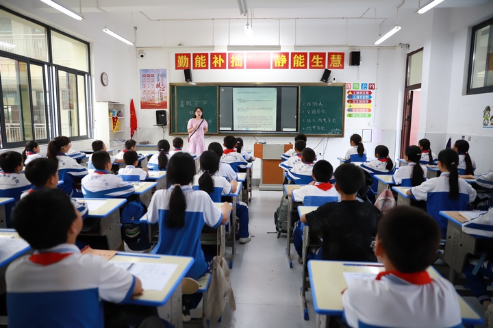 年轻教师李青在金娜老师手把手、心贴心的引领下，已在省级教学竞赛中崭露头角。牟泗亭 摄.JPG