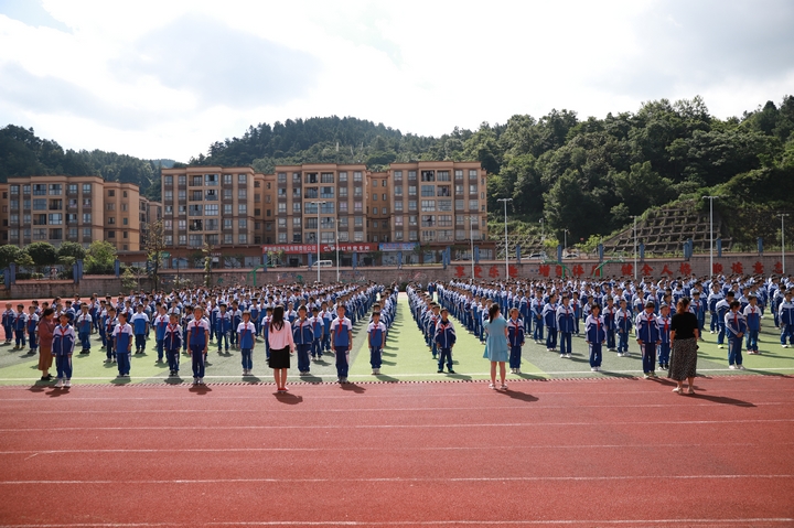朵云学校是瓮安县最大的易地扶贫搬迁安置点映山红社区的“家门口”学校。牟泗亭 摄.JPG