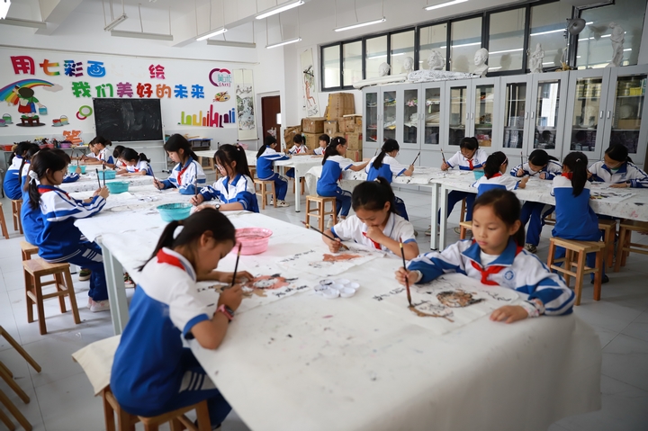 兴趣班成为孩子们舒展个性的沃土。牟泗亭 摄.JPG