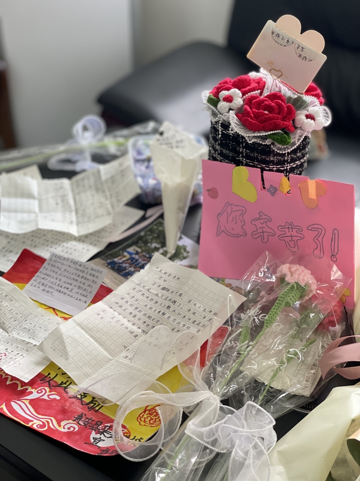 一封封语言稚嫩却情感真挚的信。牟泗亭 摄.jpg