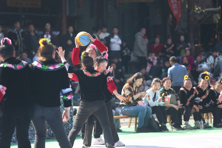 图为乌东村姑妈篮球赛。