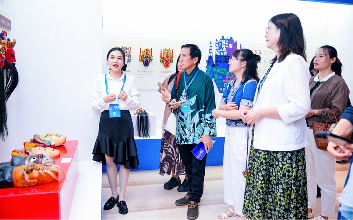 论坛与会嘉宾现场观展.jpg