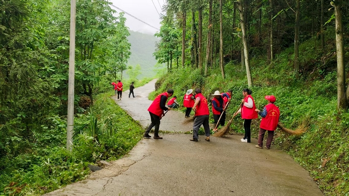 土河村公益性岗位和志愿者一起清扫山路，守护乡村洁净。习水县融媒体中心供图.jpg