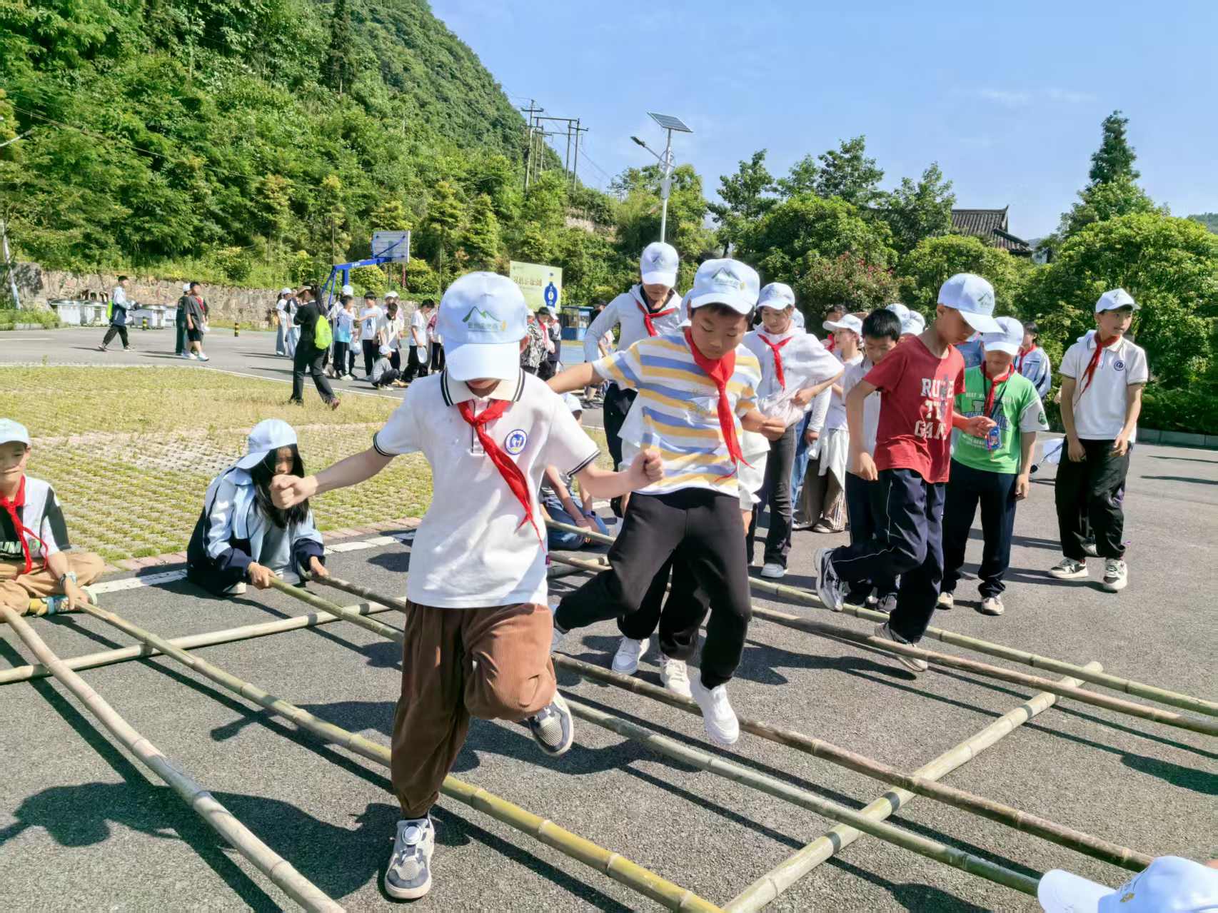 研学团队在自然谷体验苗族特色文化 竹竿舞。习水县融媒体中心供图.jpg