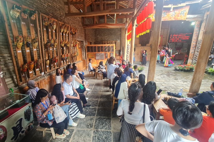 体验“中国戏剧活化石”地戏.jpg