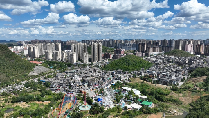 清镇城区一景。代胜强 摄.jpg