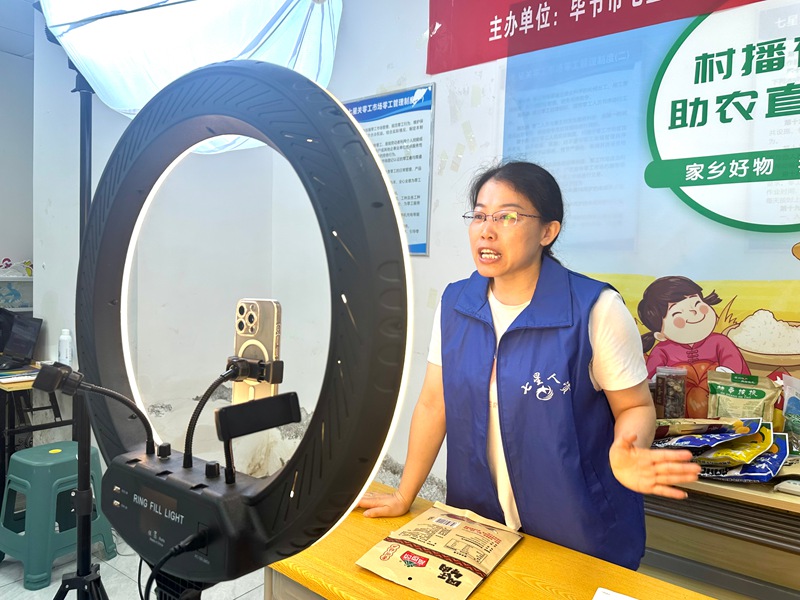 开展网络直播培训。周婕摄