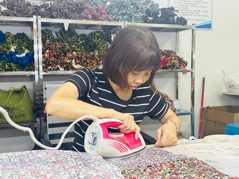  工人正在加紧生产。周婕摄