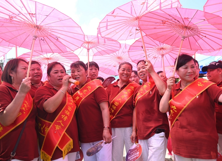 7月30日，松桃苗族自治县长兴堡镇，游客在参加山歌比赛。