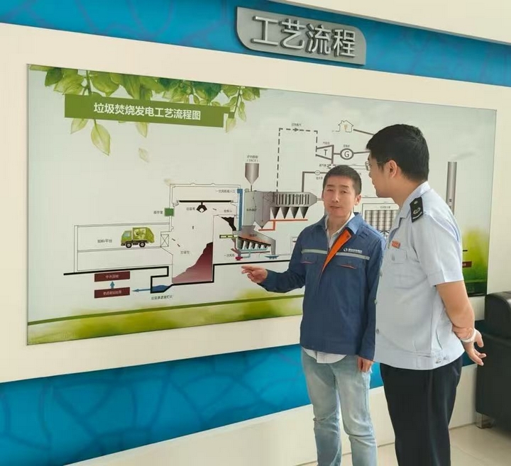 都匀市税务局“环保企业涉税专班”工作人员实地核验企业生产情况.jpg