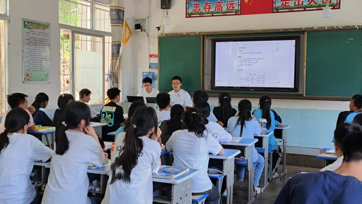 清北学子给同学们上课。.jpg