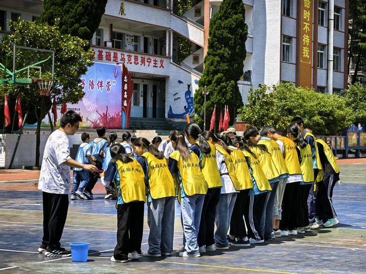 清北学子与同学们开展室外拓展训练。.jpg