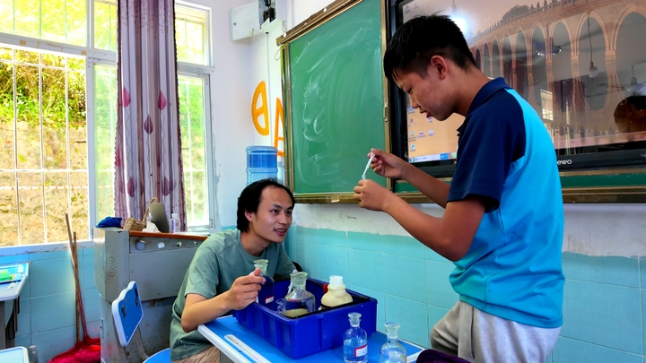 清北学子与同学们做趣味科学实验。.jpg