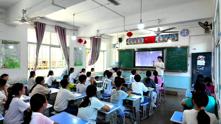 清华大学学子为同学们讲授航天航空知识。.jpg