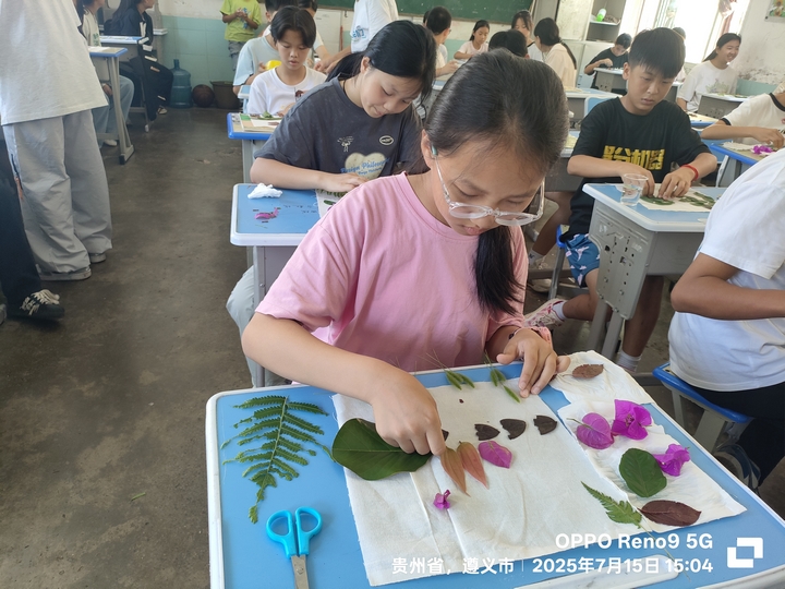 清北学子给孩子们上美育课 。.jpg