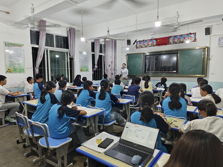 北大学子陈珍为同学们讲授心理学知识。.jpg
