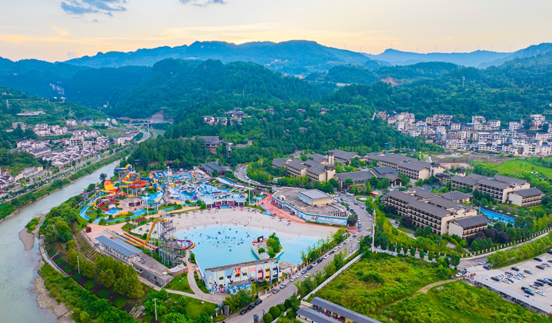 2025年7月19日，游客在石阡縣中壩街道佛頂山溫泉小鎮水上樂園戲水游玩。葉順強攝