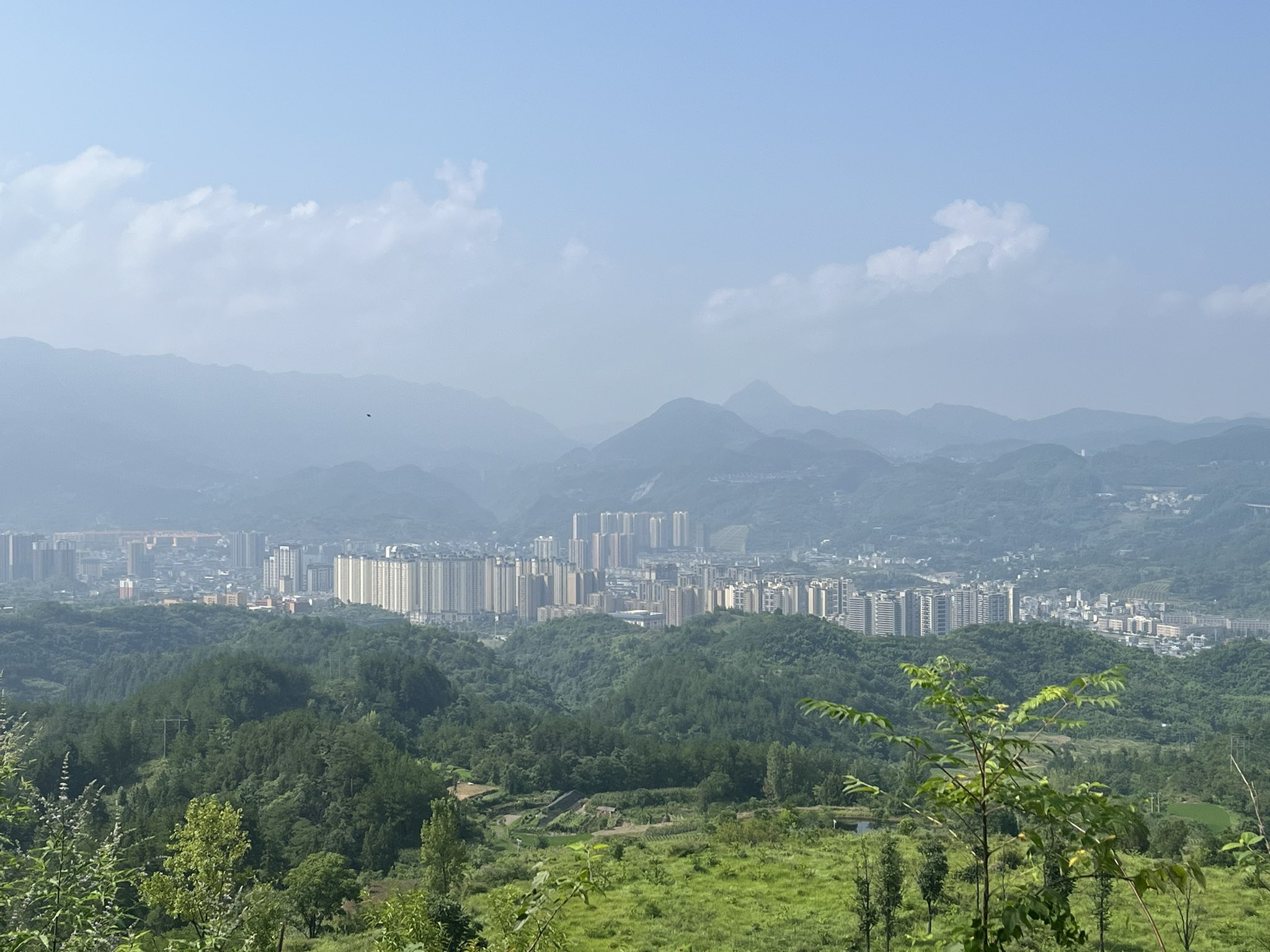 2025年7月14日，拍攝的印江土家族苗族自治縣縣城一隅。楊江熙 攝