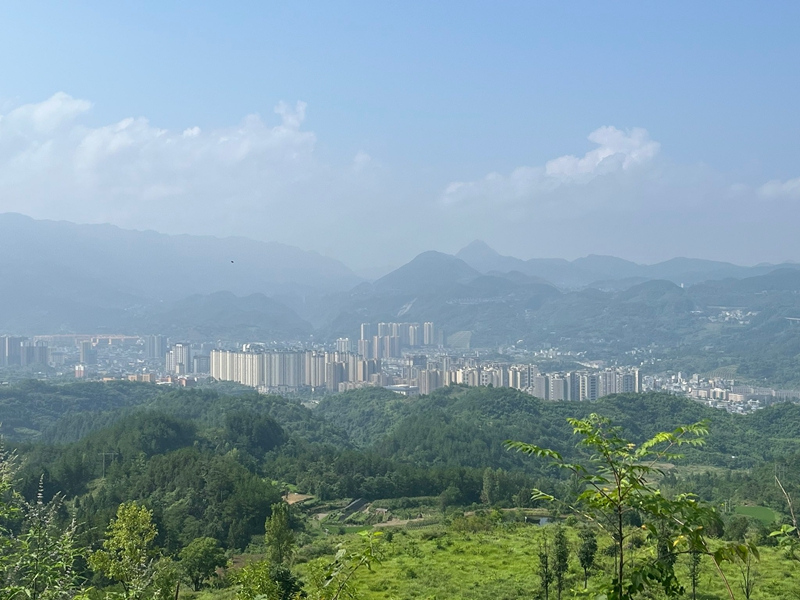 2025年7月14日，拍攝的印江土家族苗族自治縣縣城一隅。楊江熙攝