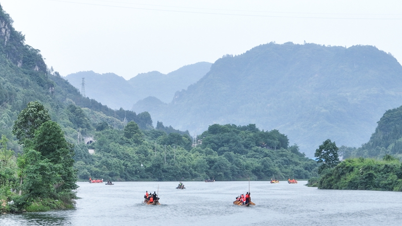 2025年5月23日，贵州省铜仁市碧江区多支龙舟穿梭于锦江水域（无人机照片）。申逸恺摄