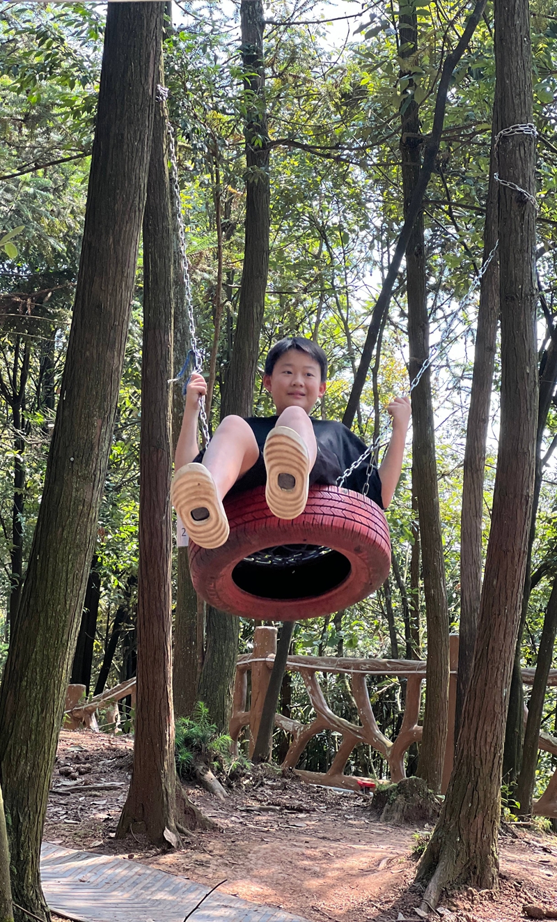 小游客在云上星空露营基地荡秋千。王烨摄