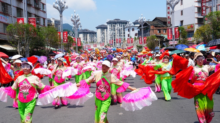 4-劍河縣2025年“六月六”仰阿莎文化節水龍狂歡活動現場。姜澤光攝