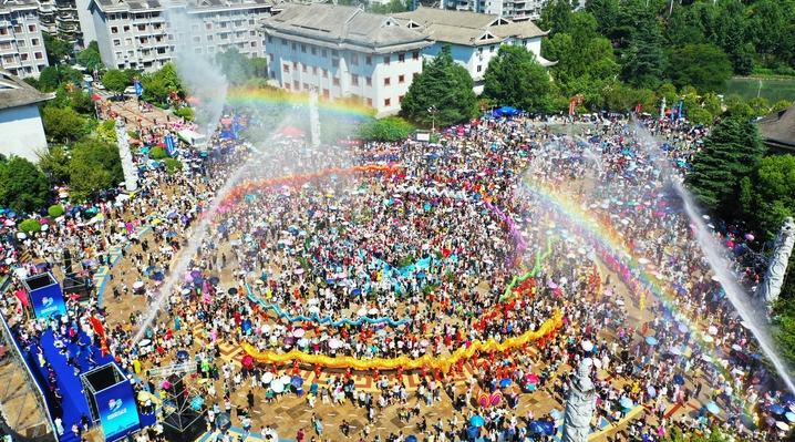 剑河：纵情水龙狂欢 畅嗨夏日水迪 全城陷入“水”与“欢”  黔东南州剑河县城的街头早已被涌动的人潮填满，当地群众与远道而来的游客齐聚一堂，欢声笑语裹挟着飞溅的水花……【详细】