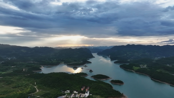 群山环抱。.jpg