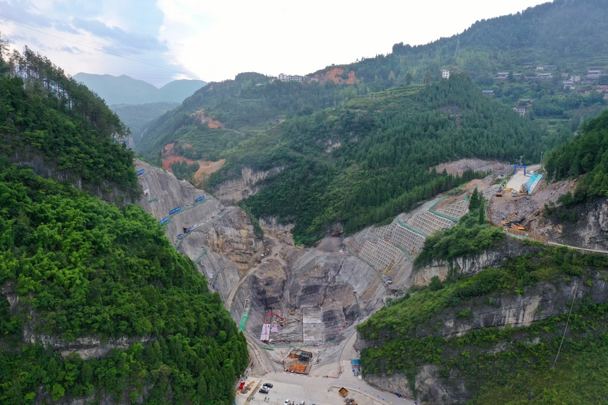 7月28日，貴州省銅仁市思南縣花灘子水庫樞紐工程在進行大壩墊層澆筑准備。