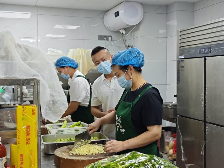 仁怀市“兵代表”日常把关惠民食堂食材。.jpg