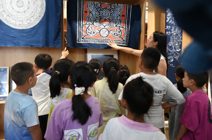 老师现场教授扎染历史、文化及技法。杨琴摄