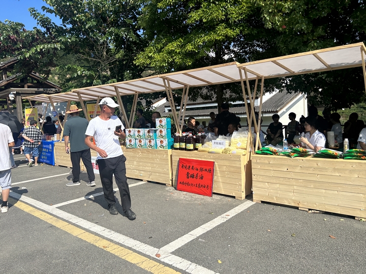 游客选购特色农副产品。
