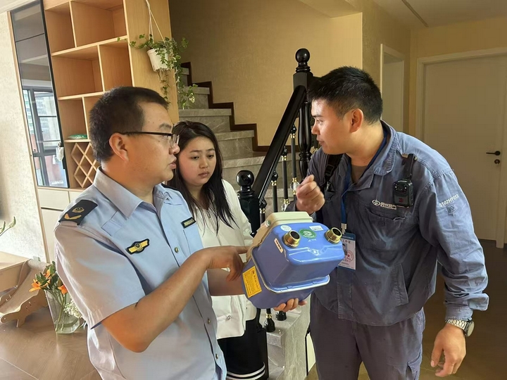 乌当区市场监管局为群众更换燃气表。
