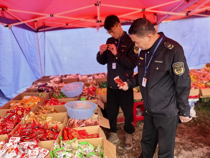乌当区市场监管局工作人员检查食品。