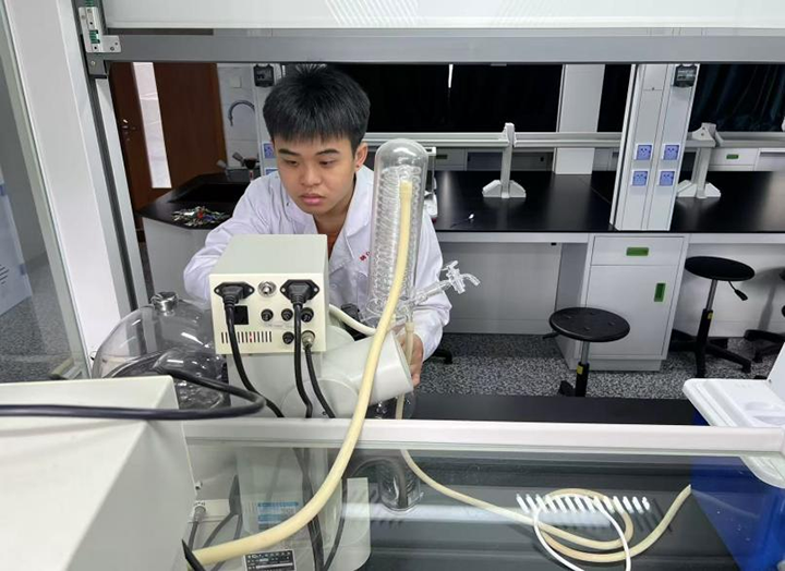 铜仁职业技术大学:科技赋能农业 青春守护“贵辣”。