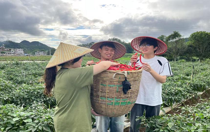 铜仁职业技术大学:科技赋能农业 青春守护“贵辣”。
