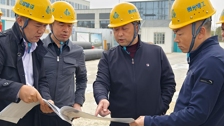 吳永康在清鎮經開區巢鳳園區調研工業重點項目建設推進情況。