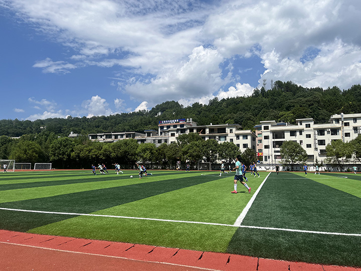 男子足球甲组比赛现场。