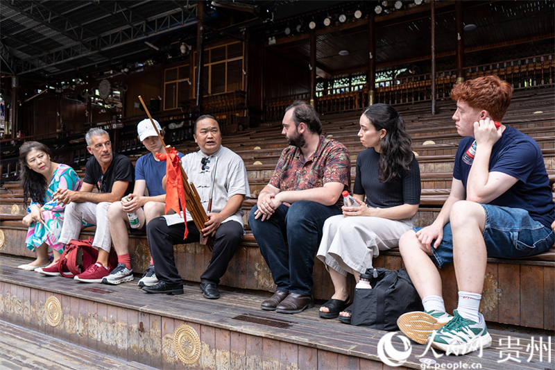 杨正平向欧洲音乐家展示芦笙吹奏技巧。人民网 阳茜摄