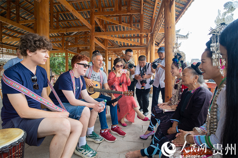 欧洲音乐家与侗族大歌国家级代表性传承人潘萨银花(右侧年长者)交流。人民网 阳茜摄