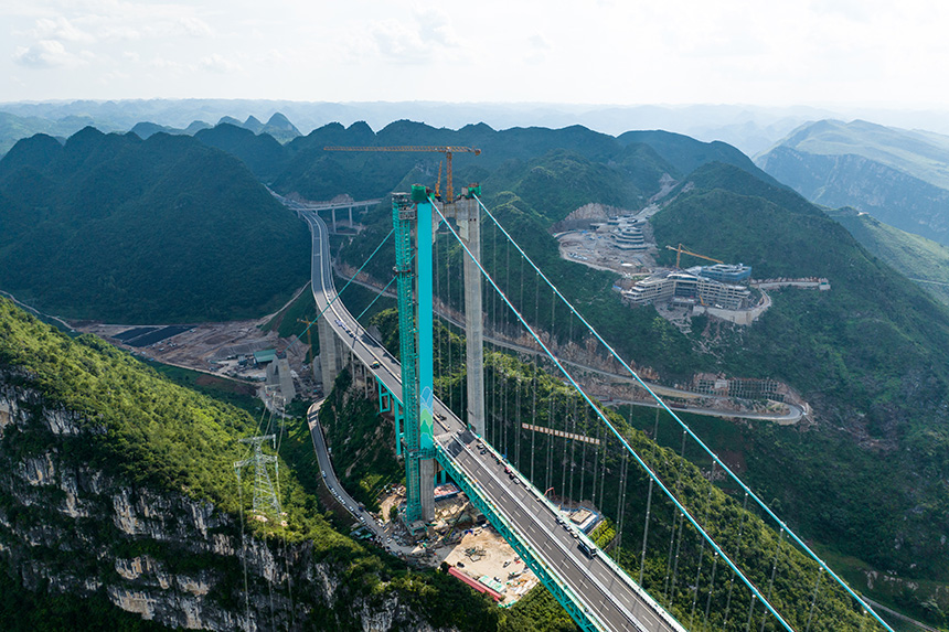 航拍建设中的世界第一高桥花江峡谷大桥。人民网记者 涂敏摄