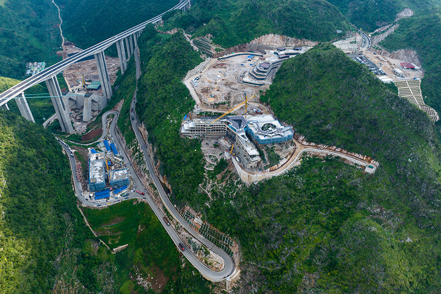 航拍建设中的云渡服务区。人民网记者 涂敏摄